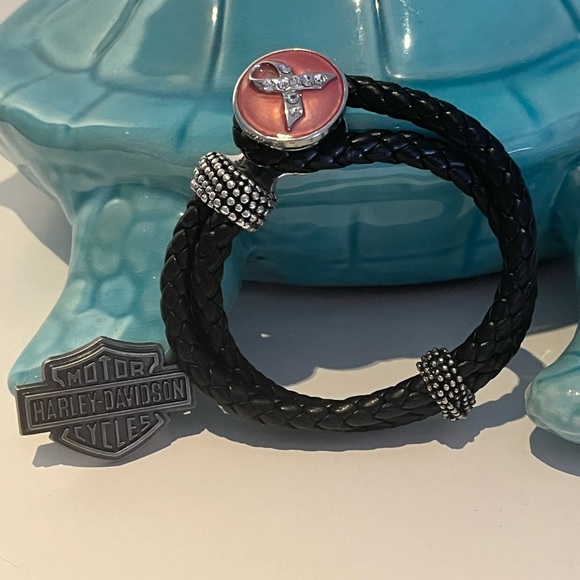 Closing closet. HarleyLeather snap bracelet with 2 snaps - Picture 6 of 7